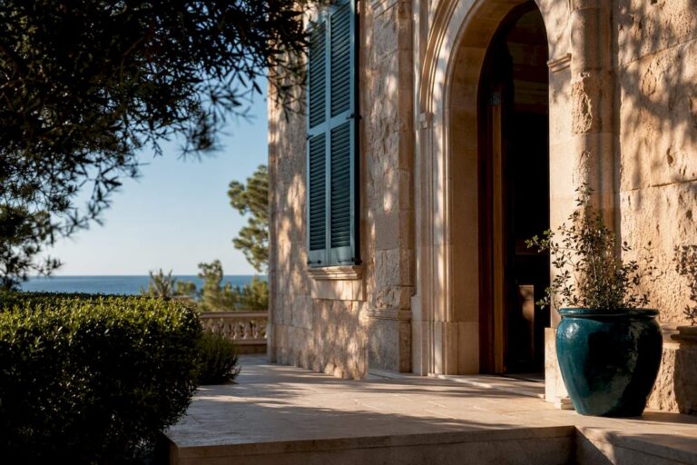Mallorca coastal residence beside Mediterranean light