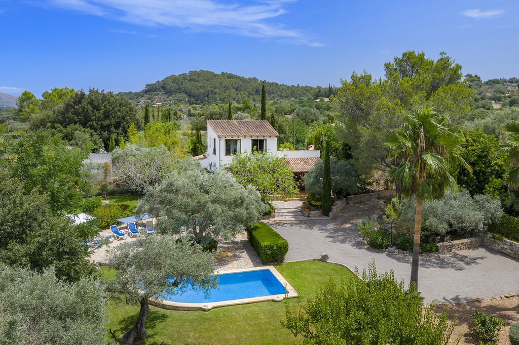 A traditional finca with a mountain-view principal suite, reference POL52125ETV